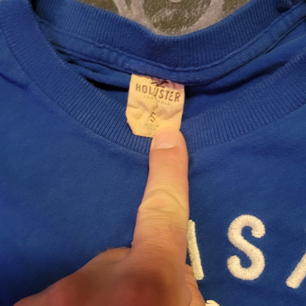 Hollister Men's T-Shirt - Picture 2 of 2